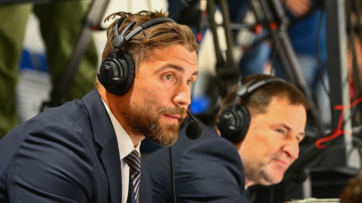 Rostislav Olesz (vľavo) spolukomentuje zápas Slovensko - Česko v príprave na MS v hokeji 2025. 