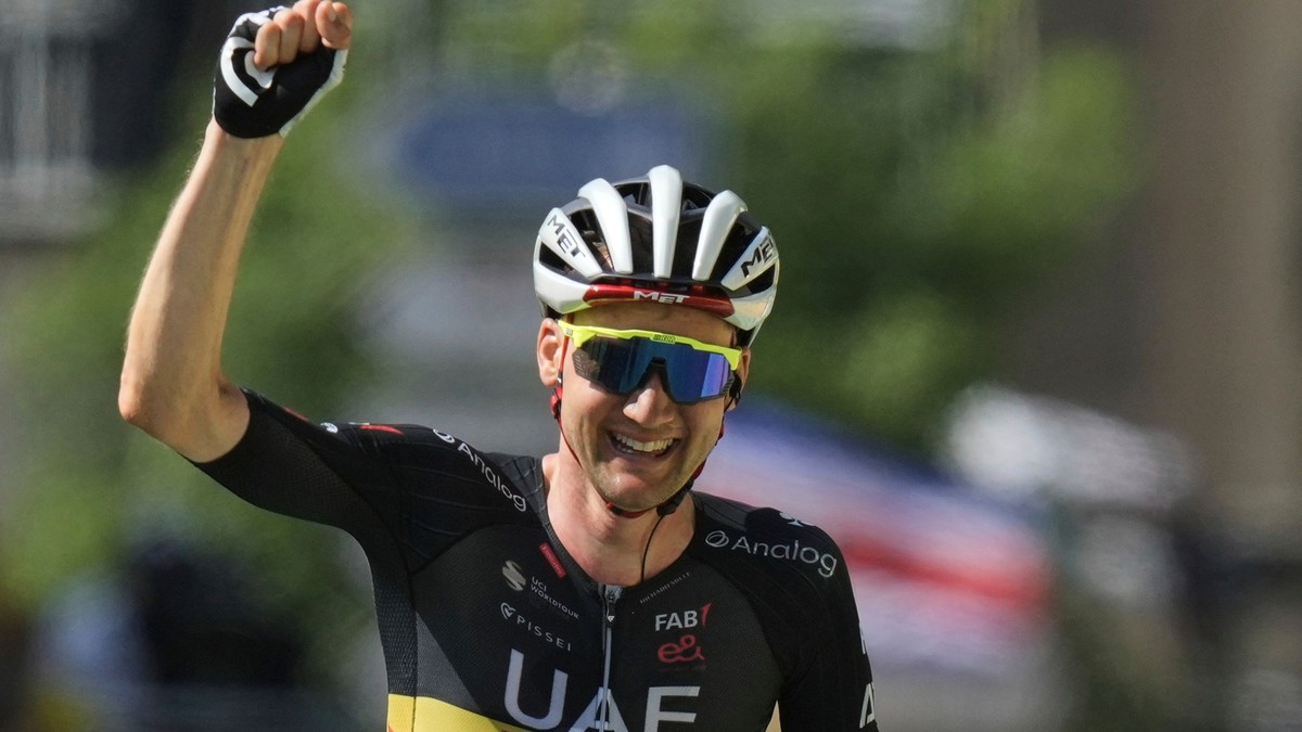 Tim Wellens oslavuje víťazstvo v 15. etape na Tour de France 2025. 