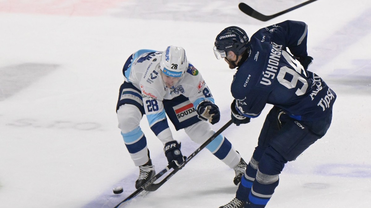 Adam Kalman (Nitra) a Alex Výhonský (Poprad) bojujú o puk v zápase 19. kola hokejovej Tipsport ligy HK Nitra - HK Poprad.