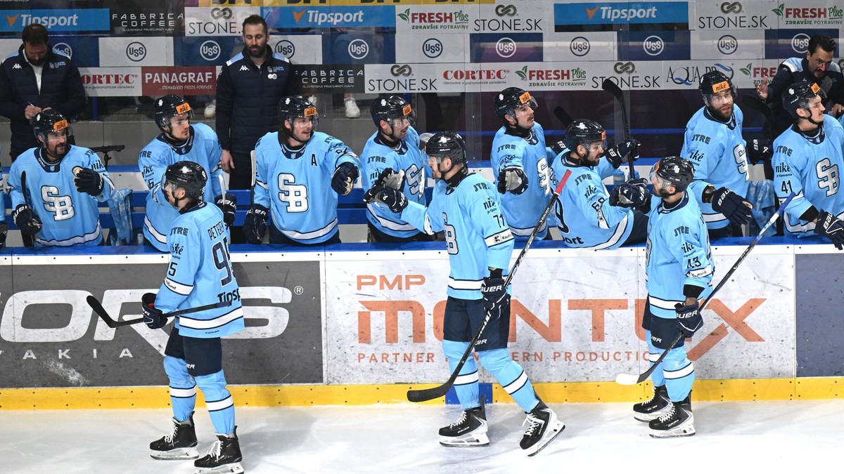 Gólová radosť hráčov Slovana v šiestom semifinálovom stretnutí play off hokejovej Tipsport ligy HC Košice - HC Slovan Bratislava.