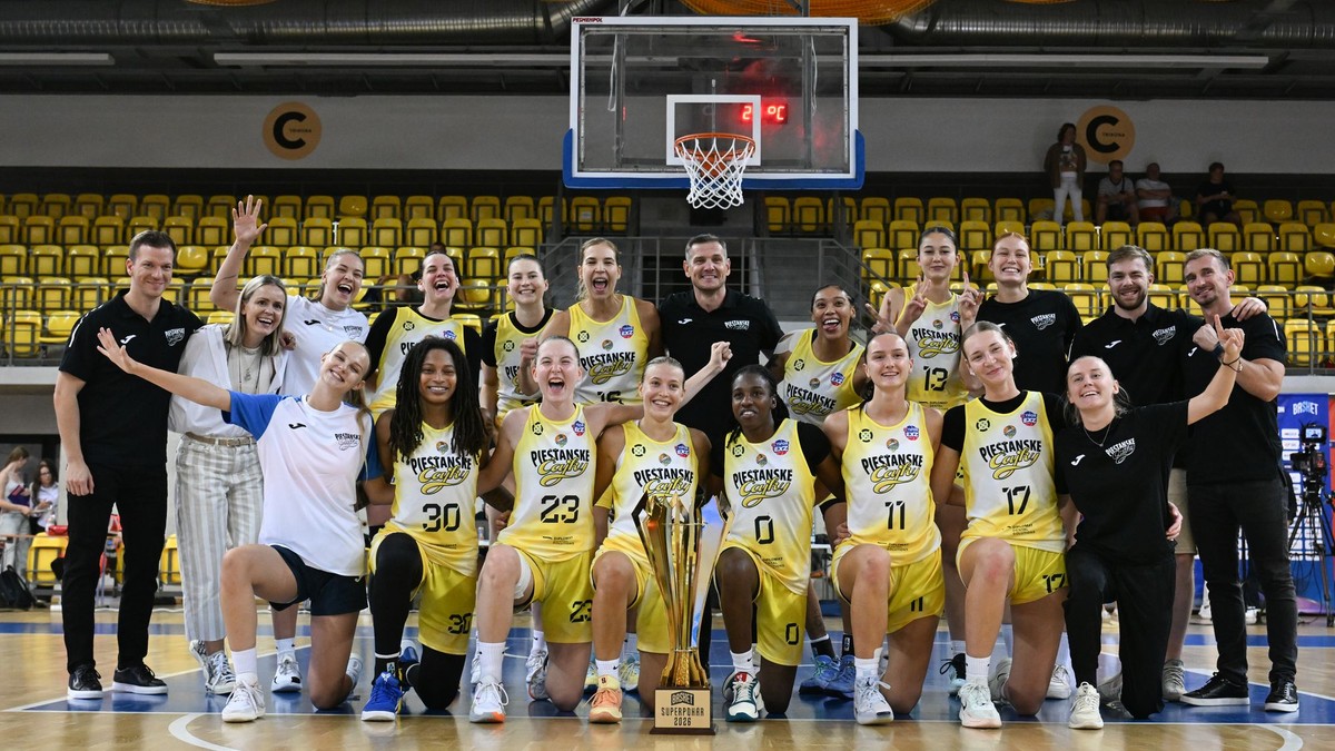 Na snímke tím Piešťan s víťazným pohárom po zápase basketbalového Superpohára 2026 medzi MBK Ružomberok - Piešťanské Čajky.