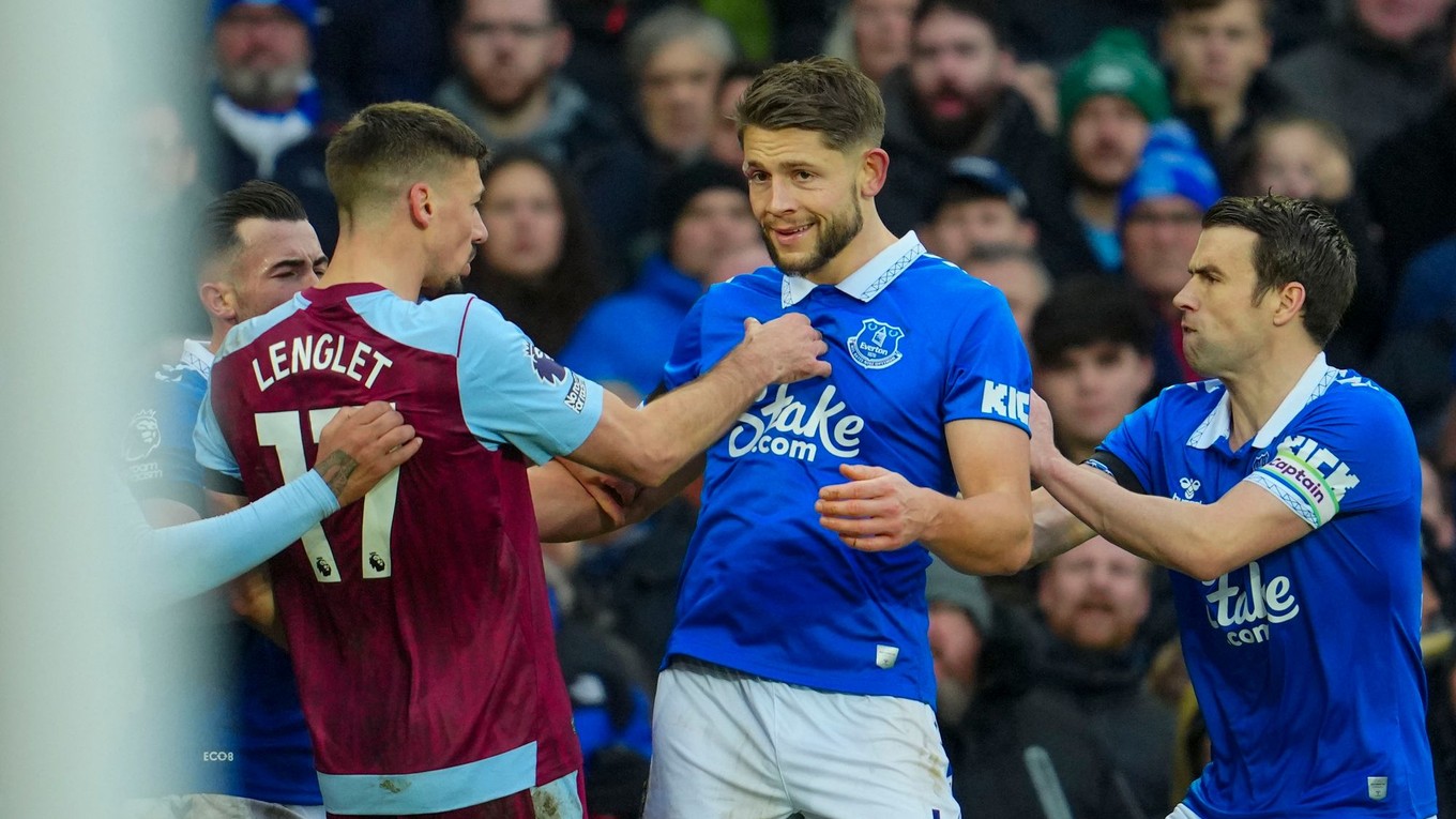 James Tarkowski (v strede). 