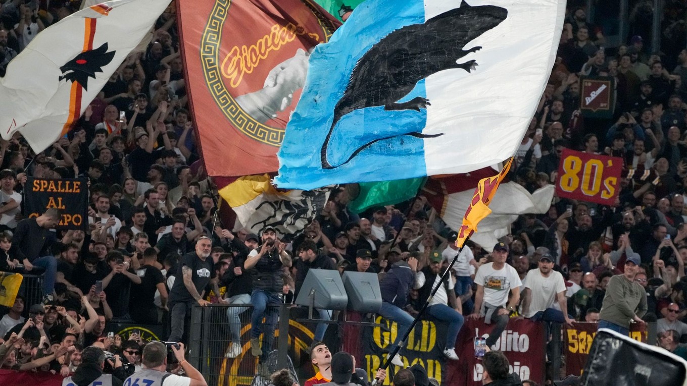 Gianluca Mancini máva vlajkou s potkanom po derby AS Rím - Lazio Rím v Serie A.