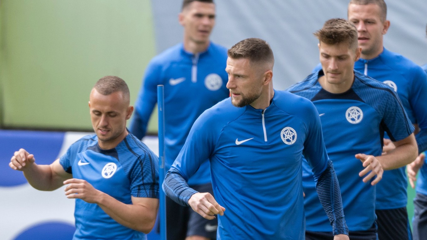 Stanislav Lobotka (vľavo) a Milan Škriniar počas tréningu slovenskej reprezentácie na EURO 2024.