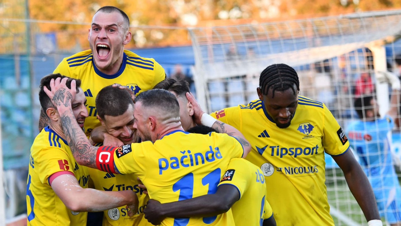 Futbalisti MFK Zemplín Michalovce sa tešia po strelenom góle v zápase proti FC Košice v 11. kole Niké ligy.