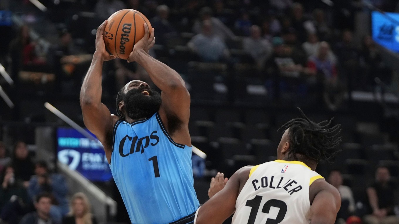 James Harden (vľavo) a Isaiah Collier v zápase NBA Los Angeles Clippers - Utah Jazz.