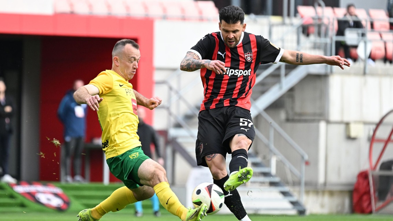 vpravo hráč Trnavy Michal Ďuriš a hráč Žiliny Miroslav Káčer 