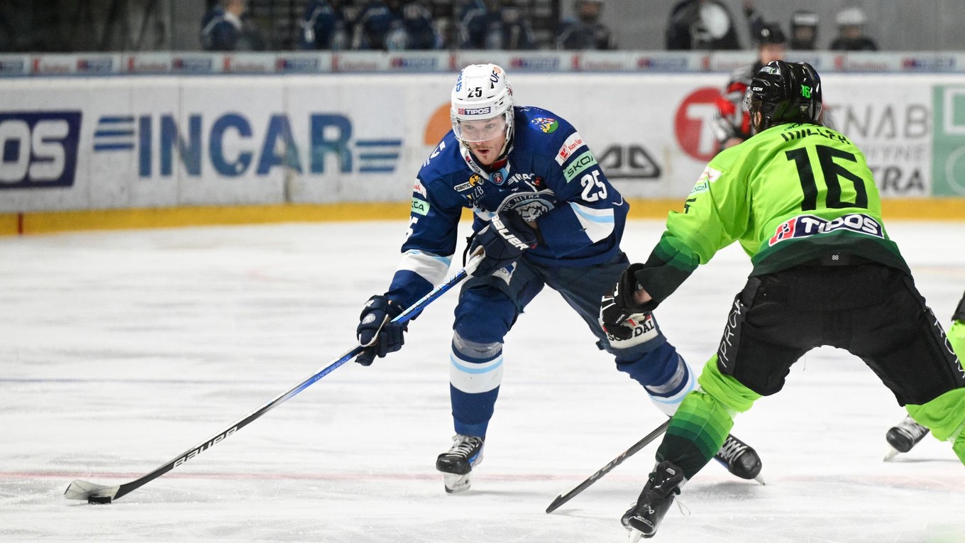Samuel Buček (Nitra) a Brenden Miller (Žilina) v prvom zápase semifinale play off Tipos extraligy.