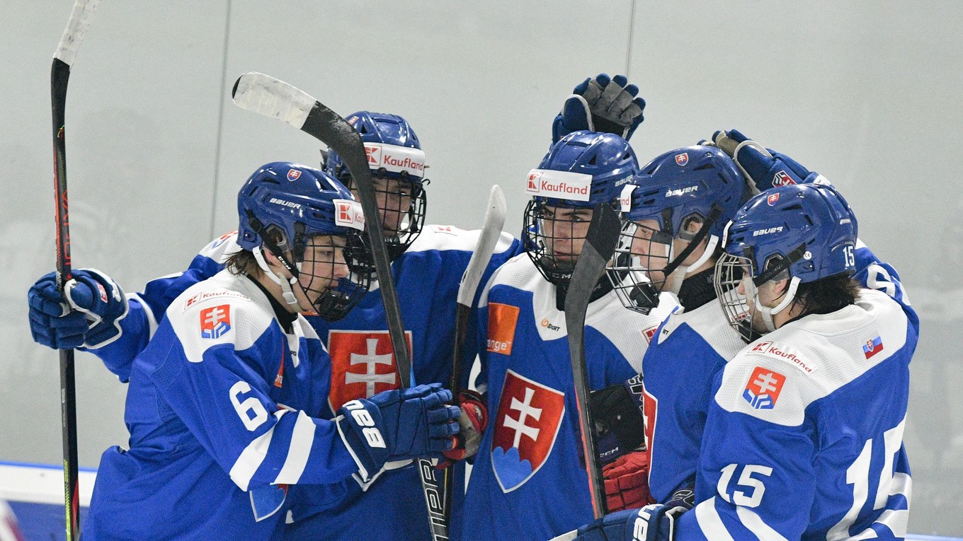 Radosť slovenských hokejistov po treťom góle počas prípravného hokejového zápasu Slovensko 18 - Lotyšsko 18.