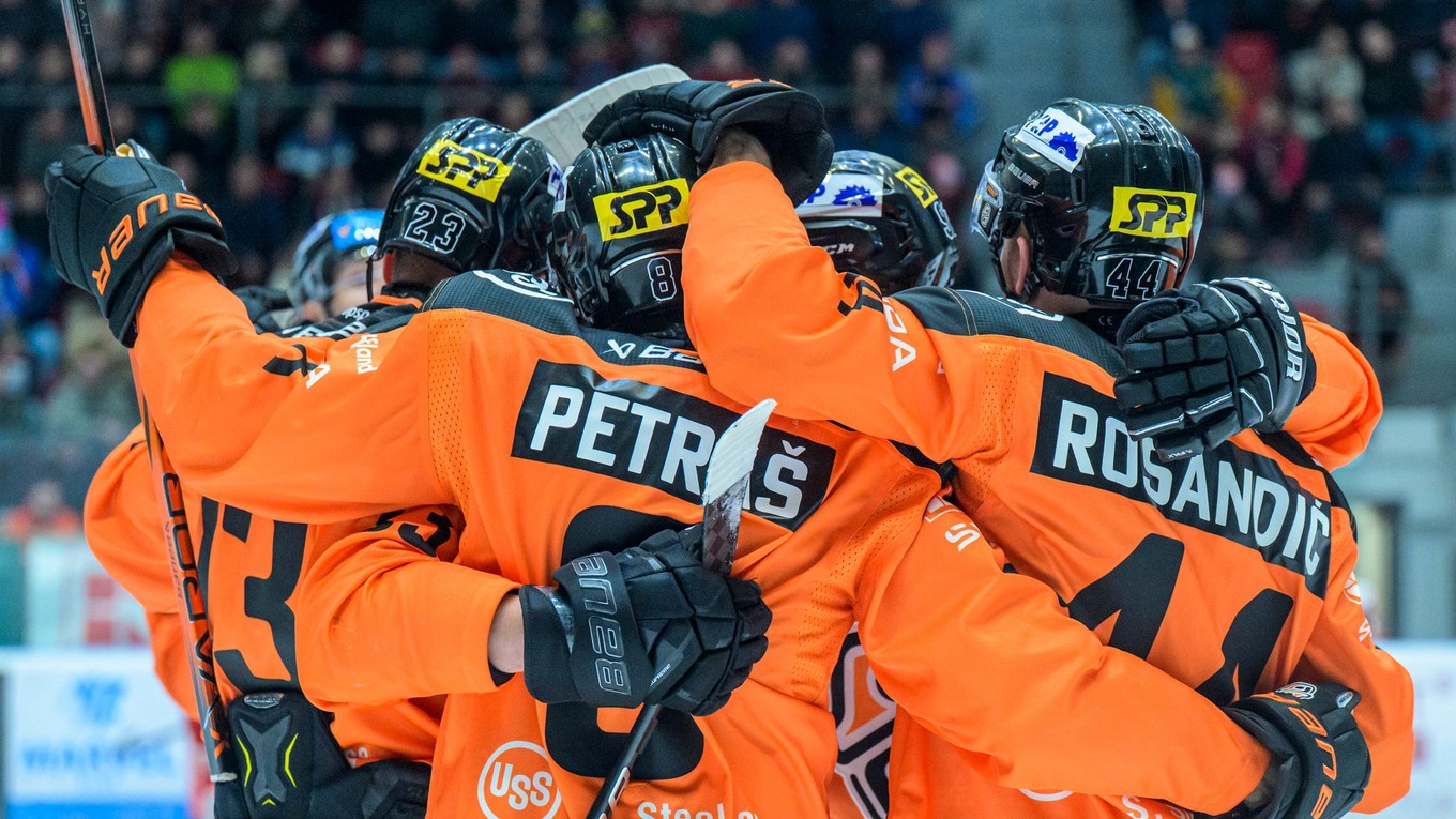 Hokejisti Košíc sa tešia z gólu. 