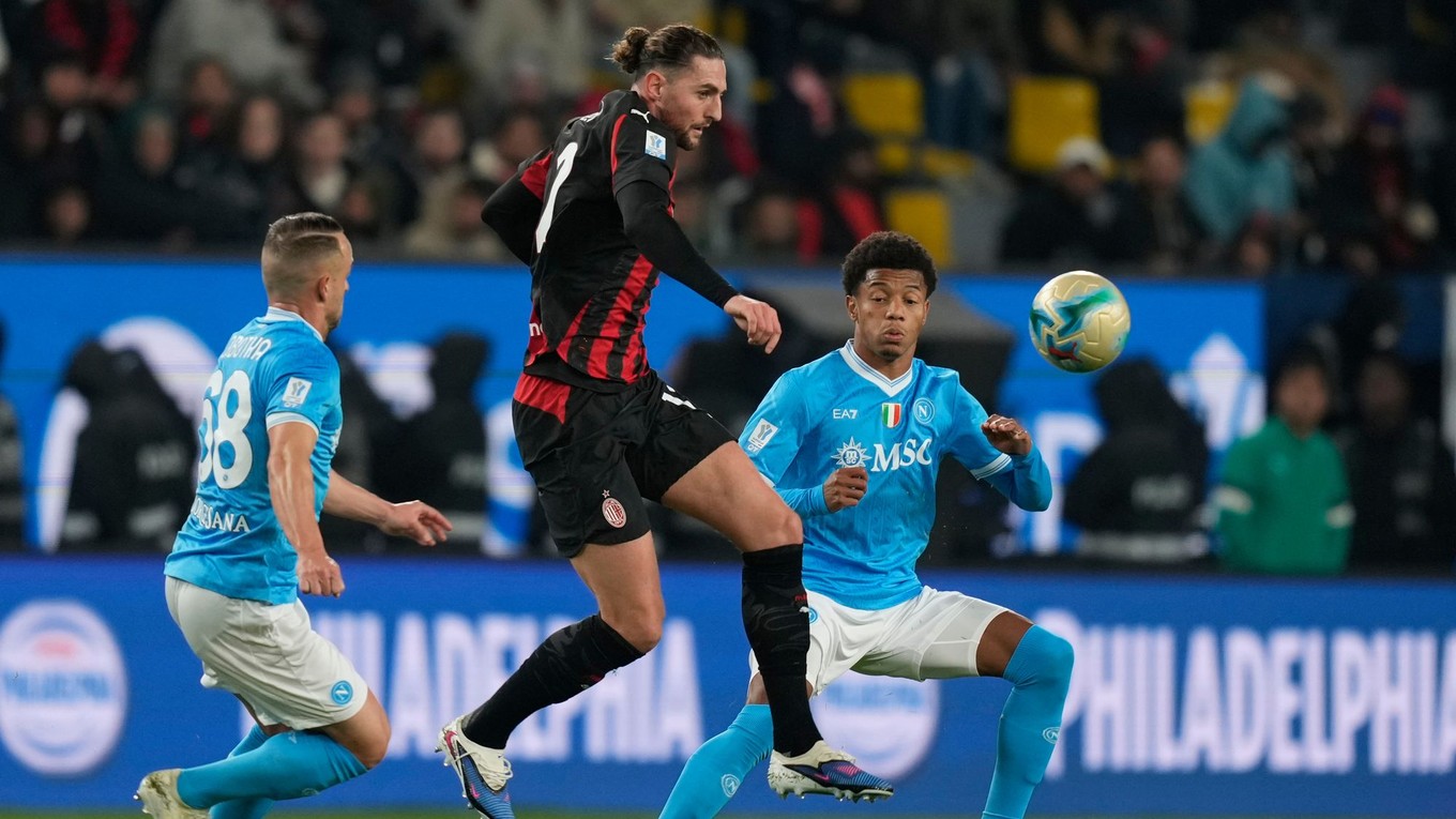 Zľava slovenský futbalista Stanislav Lobotka z Neapola, Adrien Rabiot z AC Milána a David Neres z Neapola počas semifinále Talianskeho superpohára.