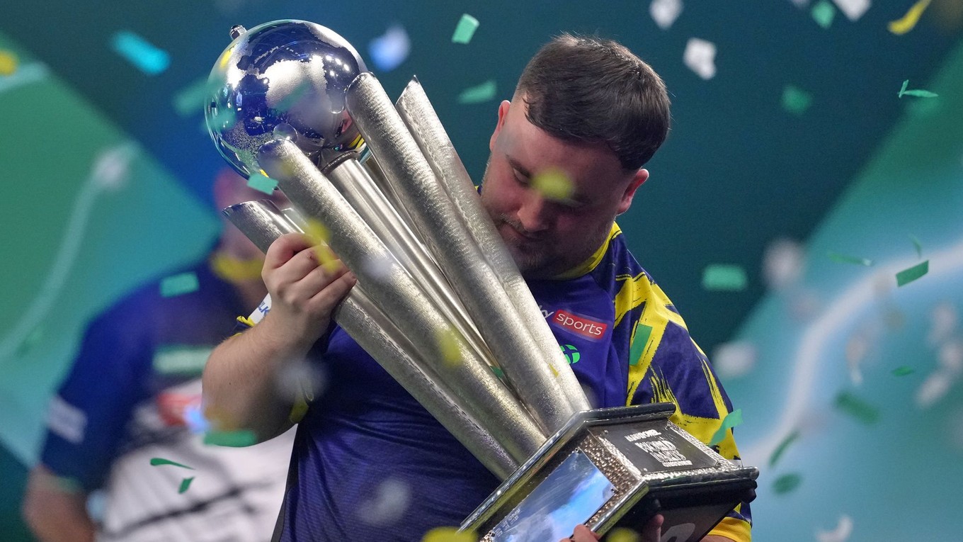 Angličan Luke Littler s trofejou pre víťaza MS v šípkach 2026.