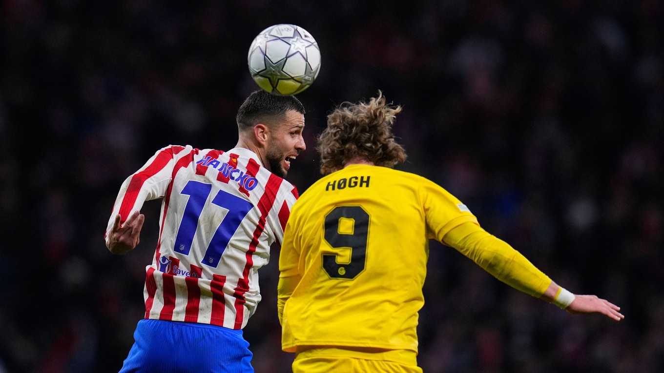 Dávid Hancko (vľavo) hlavičkuje cez Kaspera Hogha z FK Bodö/Glimt počas zápasu Ligy majstrov