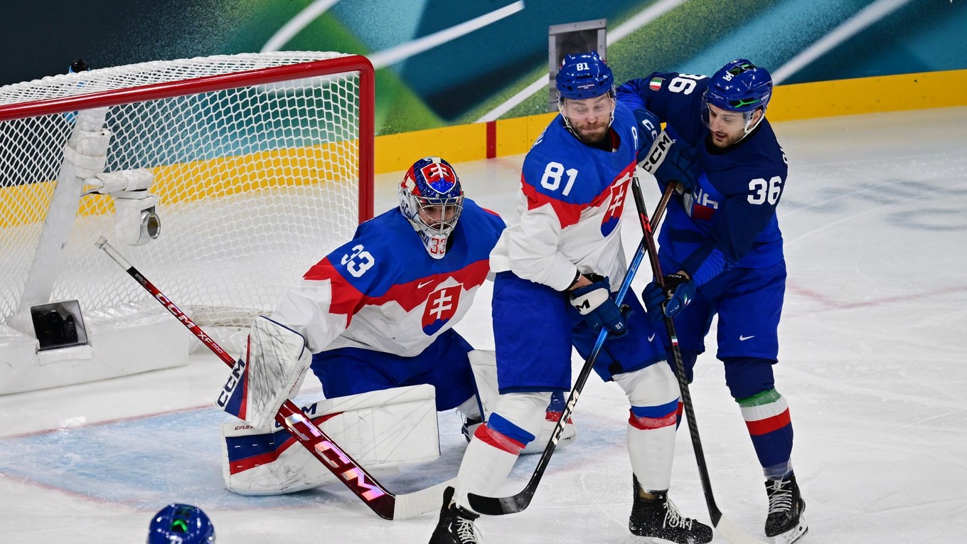 Stanislav Škorvánek (Slovensko), Erik Černák (Slovensko) a Cristiano Digiacinto (Taliansko) počas zápasu základnej B-skupiny.