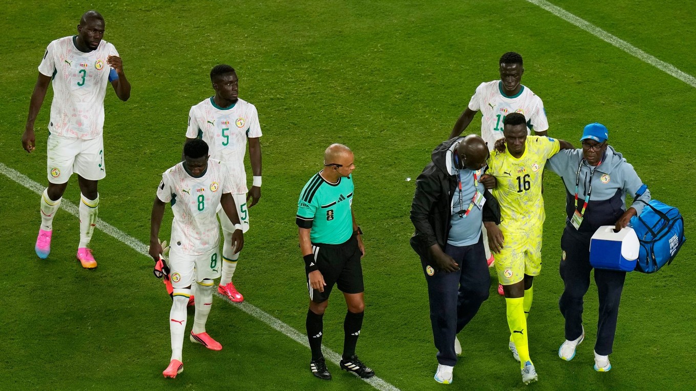 Brankár Senegalu Edouard Mendy (16) dostáva lekárske ošetrenie počas zápasu I. skupiny majstrovstiev sveta vo futbale medzi Nórskom a Senegalom.