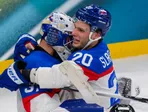 Juraj Slafkovský v objatí s brankárom Samuelom Hlavajom počas ZOH 2026.