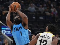 James Harden (vľavo) a Isaiah Collier v zápase NBA Los Angeles Clippers - Utah Jazz.