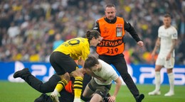 Marcel Sabitzer a fanúšik, ktorý vnikol na ihrisko v zápase Borussia Dortmund - Real Madrid vo finále Ligy majstrov.