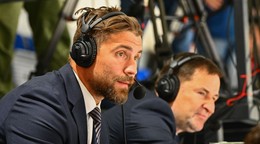 Rostislav Olesz (vľavo) spolukomentuje zápas Slovensko - Česko v príprave na MS v hokeji 2025. 