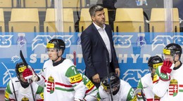 Hokejisti Maďarska a tréner Gergely Majoross na MS v hokeji 2025. 