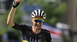 Tim Wellens oslavuje víťazstvo v 15. etape na Tour de France 2025. 