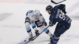 Adam Kalman (Nitra) a Alex Výhonský (Poprad) bojujú o puk v zápase 19. kola hokejovej Tipsport ligy HK Nitra - HK Poprad.