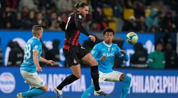 Zľava slovenský futbalista Stanislav Lobotka z Neapola, Adrien Rabiot z AC Milána a David Neres z Neapola počas semifinále Talianskeho superpohára.