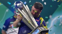 Angličan Luke Littler s trofejou pre víťaza MS v šípkach 2026.