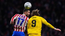 Dávid Hancko (vľavo) hlavičkuje cez Kaspera Hogha z FK Bodö/Glimt počas zápasu Ligy majstrov