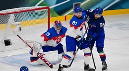 Stanislav Škorvánek (Slovensko), Erik Černák (Slovensko) a Cristiano Digiacinto (Taliansko) počas zápasu základnej B-skupiny.