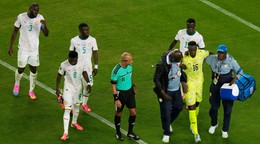 Brankár Senegalu Edouard Mendy (16) dostáva lekárske ošetrenie počas zápasu I. skupiny majstrovstiev sveta vo futbale medzi Nórskom a Senegalom.
