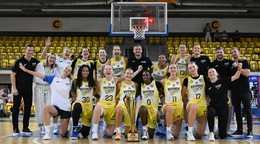 Na snímke tím Piešťan s víťazným pohárom po zápase basketbalového Superpohára 2026 medzi MBK Ružomberok - Piešťanské Čajky.