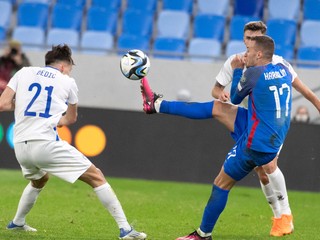 Lukáš Haraslín (vpravo) a Amar Dedič počas zápasu Slovensko - Bosna a Hercegovina v kvalifikácii EURO 2024.