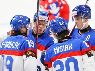 Samuel Honzek, Juraj Pekarčík, Martin Mišiak a Roman Kukumberg ml. sa tešia po strelenom góle v zápase Slovensko - Nórsko na MS v hokeji do 20 rokov 2024.