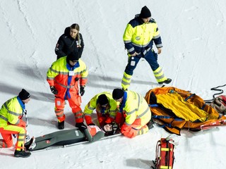 Nórska skokanka na lyžiach Anna Odine Strömová po páde v Engelbergu. 