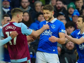 James Tarkowski (v strede). 