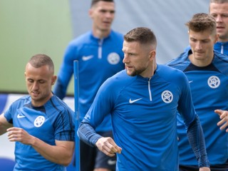 Stanislav Lobotka (vľavo) a Milan Škriniar počas tréningu slovenskej reprezentácie na EURO 2024.