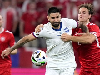 Aleksandar Mitrovic a Joachim Andersen v zápase Dánsko - Srbsko na EURO 2024