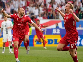 Christian Eriksen (vľavo) oslavuje gól.