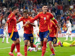 Alvaro Morata, Lamine Yamal a Dani Carvajal oslavujú gól. 