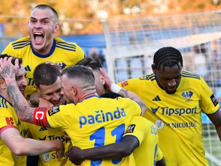 Futbalisti MFK Zemplín Michalovce sa tešia po strelenom góle v zápase proti FC Košice v 11. kole Niké ligy.