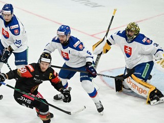 Na snímke v popredí Patrick Hager (Nemecko) a v pozadí zľava Michal Ivan, Lukáš Cingel a brankár Matej Tomek (všetci Slovensko) počas zápasu Nemecko - Slovensko