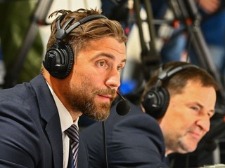 Rostislav Olesz (vľavo) spolukomentuje zápas Slovensko - Česko v príprave na MS v hokeji 2025. 