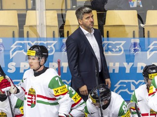 Hokejisti Maďarska a tréner Gergely Majoross na MS v hokeji 2025. 