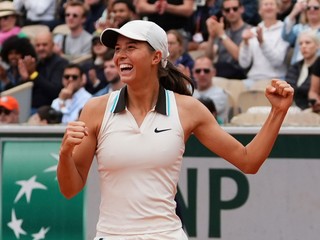 Lilli Taggerová sa raduje z výhry vo finále dvojhry junioriek na Roland Garros 2025.