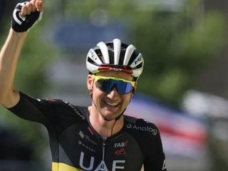 Tim Wellens oslavuje víťazstvo v 15. etape na Tour de France 2025.