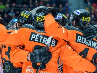 Hokejisti Košíc sa tešia z gólu. 