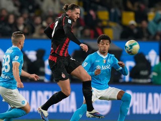 Zľava slovenský futbalista Stanislav Lobotka z Neapola, Adrien Rabiot z AC Milána a David Neres z Neapola počas semifinále Talianskeho superpohára.