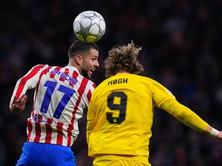 Dávid Hancko (vľavo) hlavičkuje cez Kaspera Hogha z FK Bodö/Glimt počas zápasu Ligy majstrov