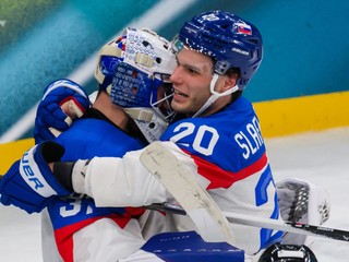 Juraj Slafkovský v objatí s brankárom Samuelom Hlavajom počas ZOH 2026.
